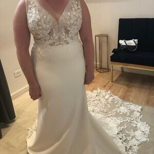 Never-worn wedding dress (“Nora” by Louvienne)